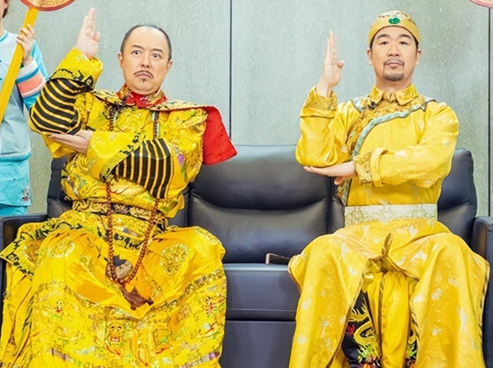 如果说,张铁林是位出不了戏的乾隆皇帝,那么这位则是身穿龙袍是皇帝