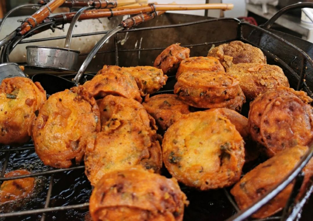 酸笋鱼是万峰林的特色美食,酸辣开胃,四季皆宜