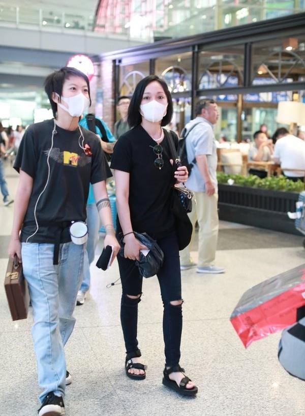 窦靖童穿牛仔裤配茶缸子,气质酷帅完全不输周迅,摄影师都看傻了_感觉
