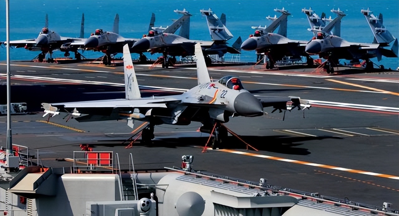 山东舰甲板上停满舰载机山东号航空母舰编队已穿越巴士海峡,经台湾