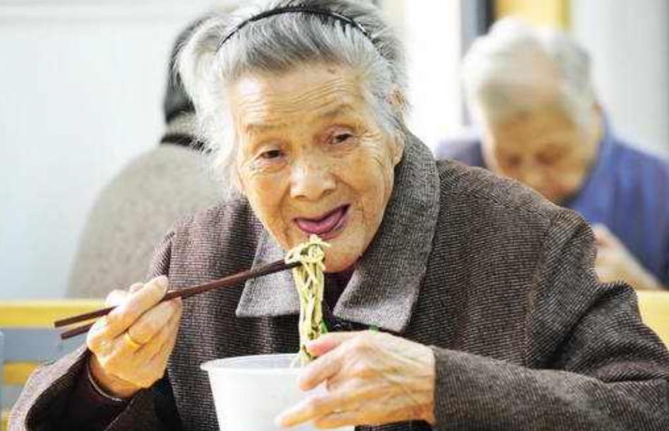 108岁丈母娘"教训"80岁女婿,下一幕却出现反转,场面很是温馨_老人