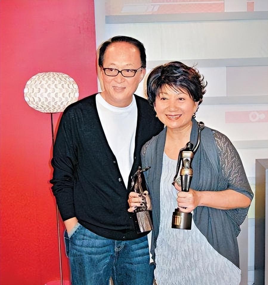 70岁那年,鲍起静掌印被收入香港星光大道.