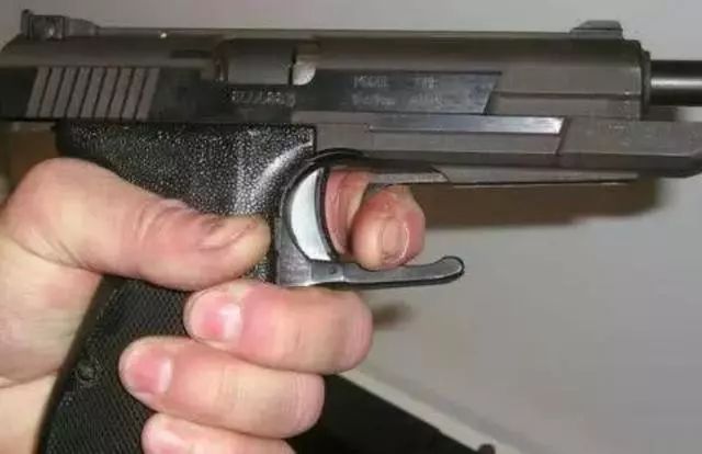 手枪单手上膛功能,扣动扳机护圈就可完成上膛动作,先敌一步开火