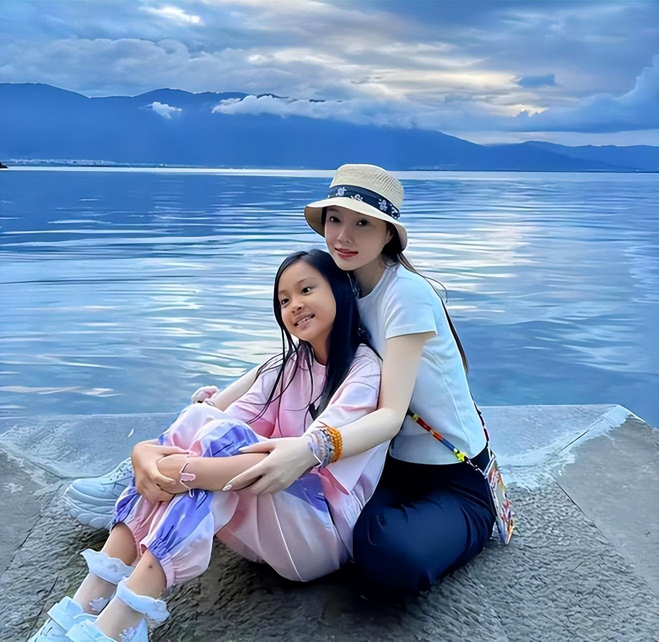 李小璐带女儿出游,10岁甜馨身高超妈妈肩膀,母女同框像姐妹花_田心
