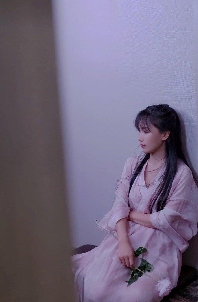 网红李子柒出席文旅活动,身穿汉服惊艳亮相,国风女孩持续受关注_黑色