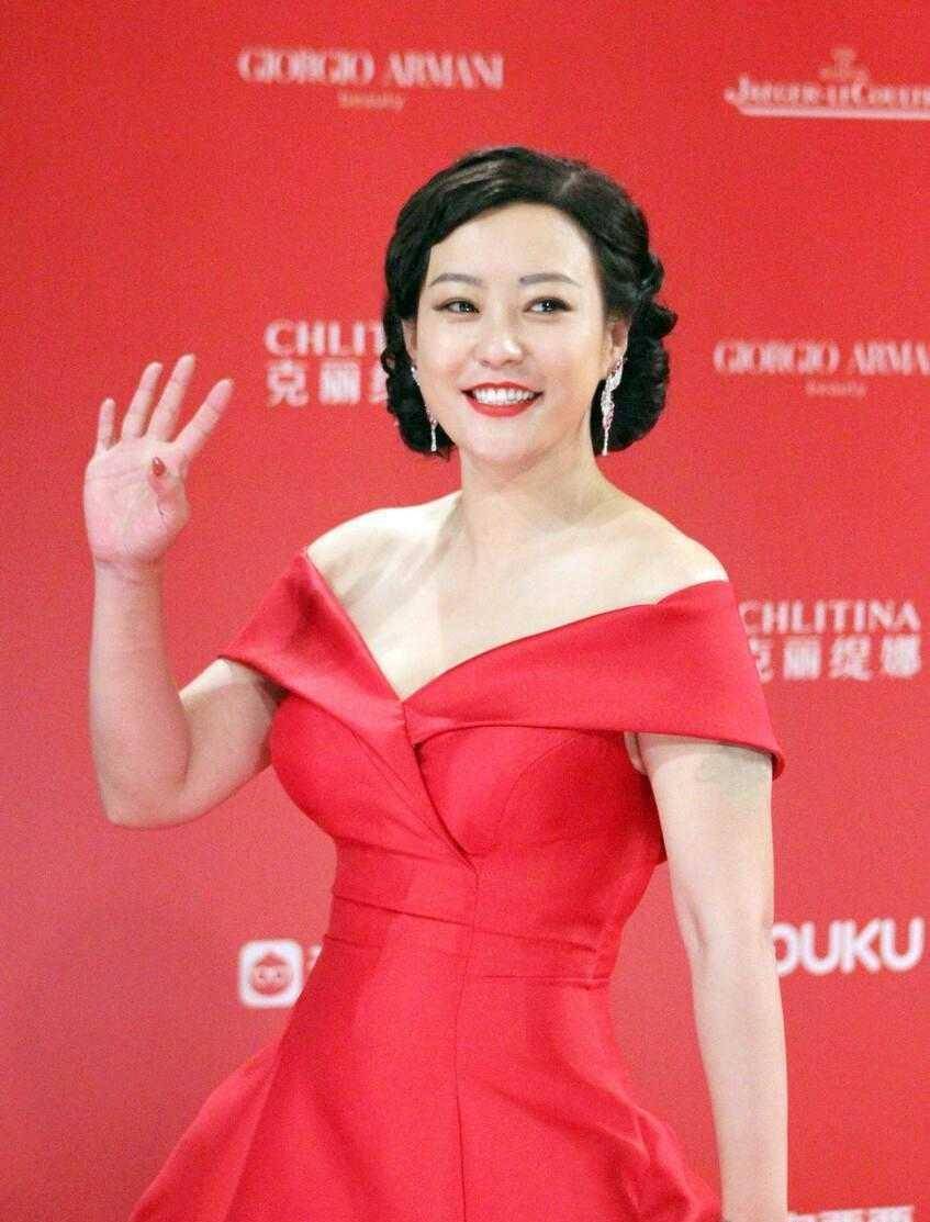 又被郝蕾惊艳到了,一袭红色连衣裙优雅大方,42岁该有的样子_效果_身材