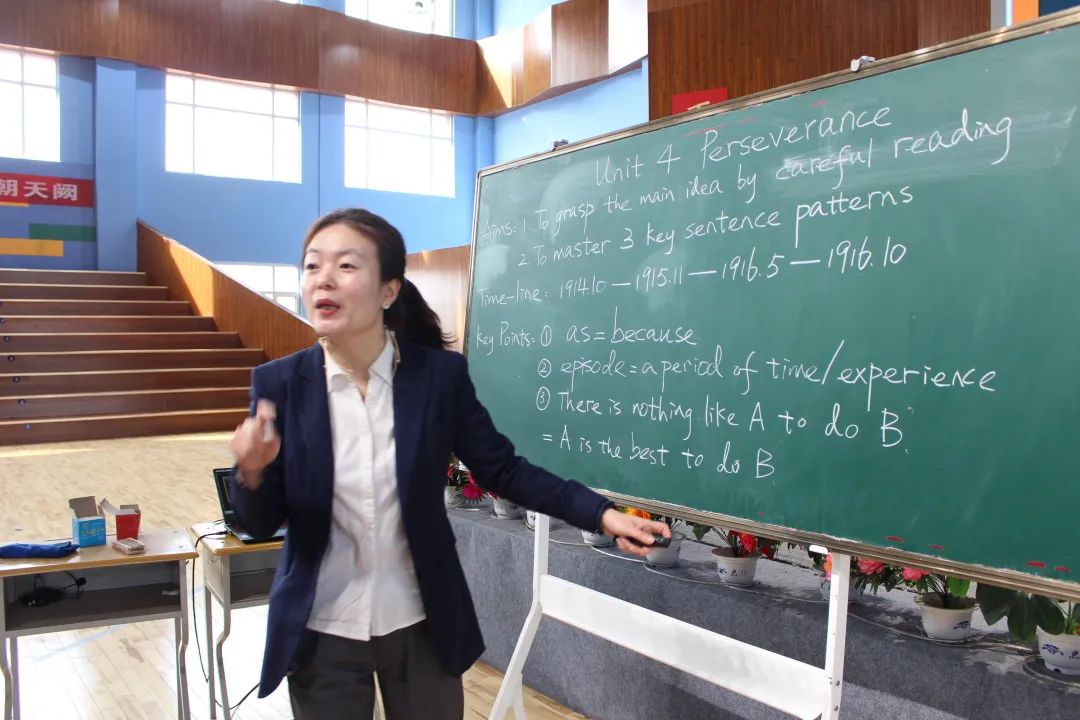 英语组艾娜老师,以学生高考心仪的大学为锚点,鼓励学生说出实现梦想