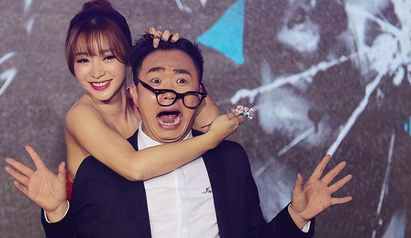 时隔16年,柳岩被娱乐圈扒光了衣服,大鹏终于把衣服放回去了一点_妈妈