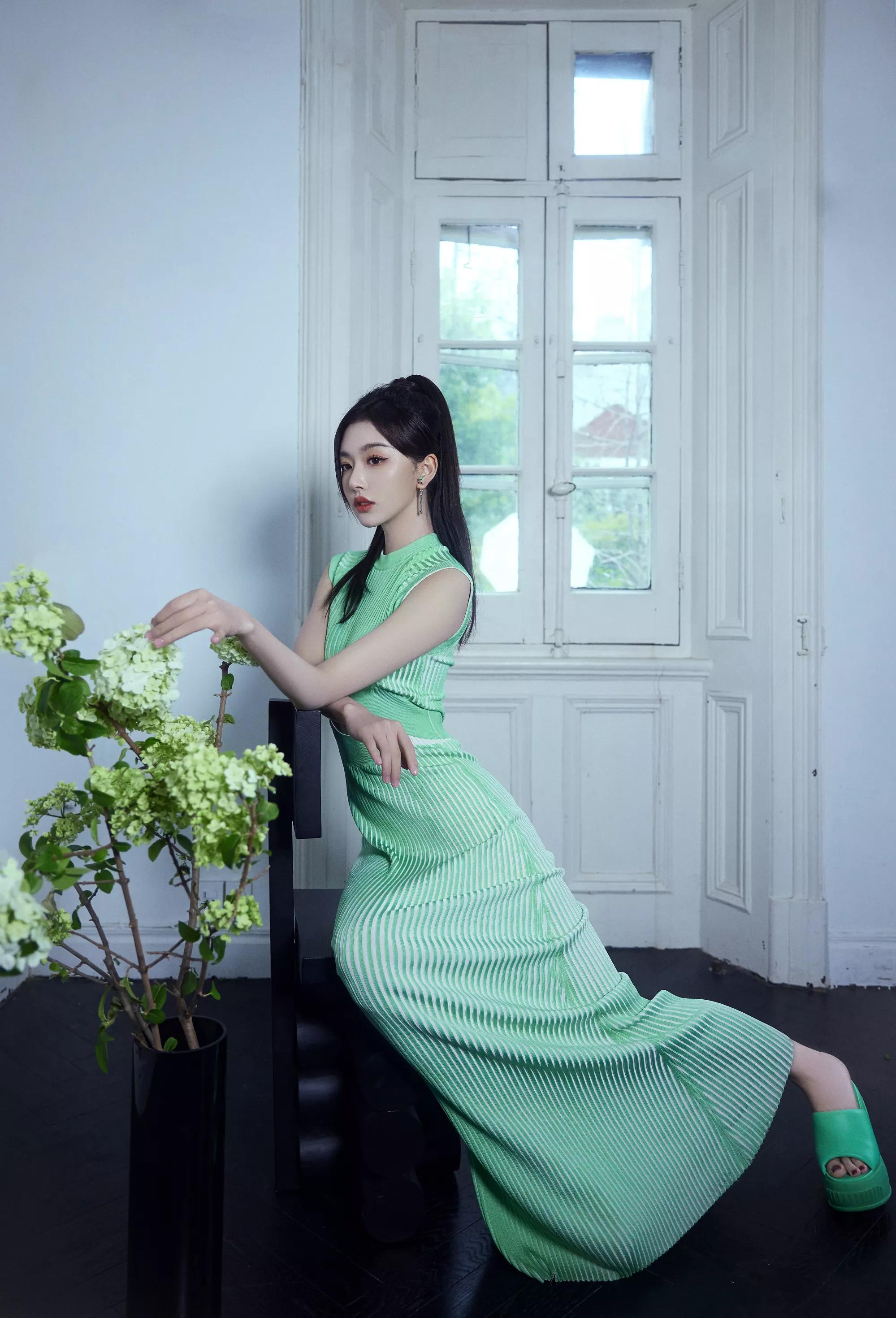 青春女星孔雪儿晒绿色露脐长裙写真,展现完美的腰臀比,以及傲人上围