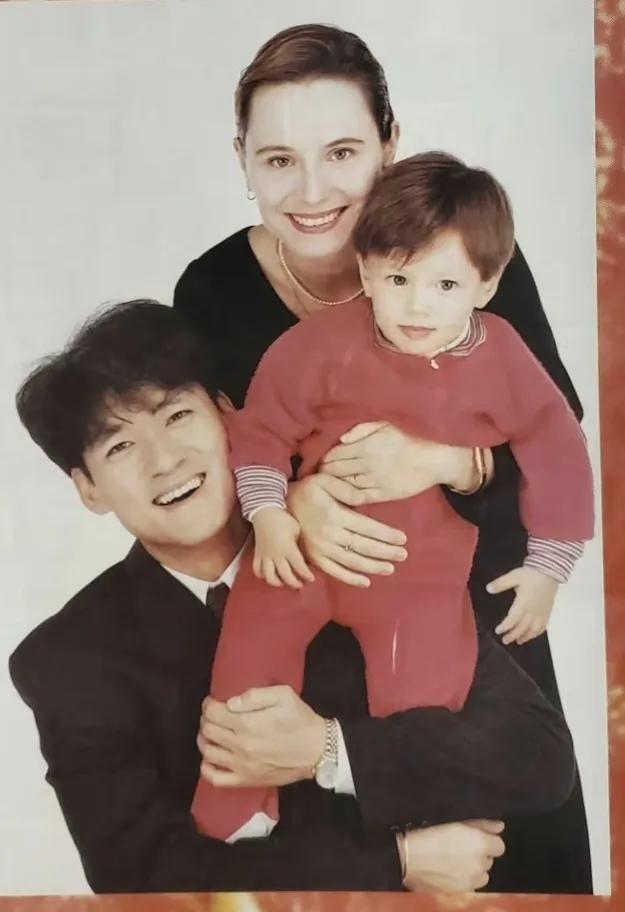 62岁周华健儿子满脸胡茬,与父亲同框像长辈,网友:谁是谁的爹?