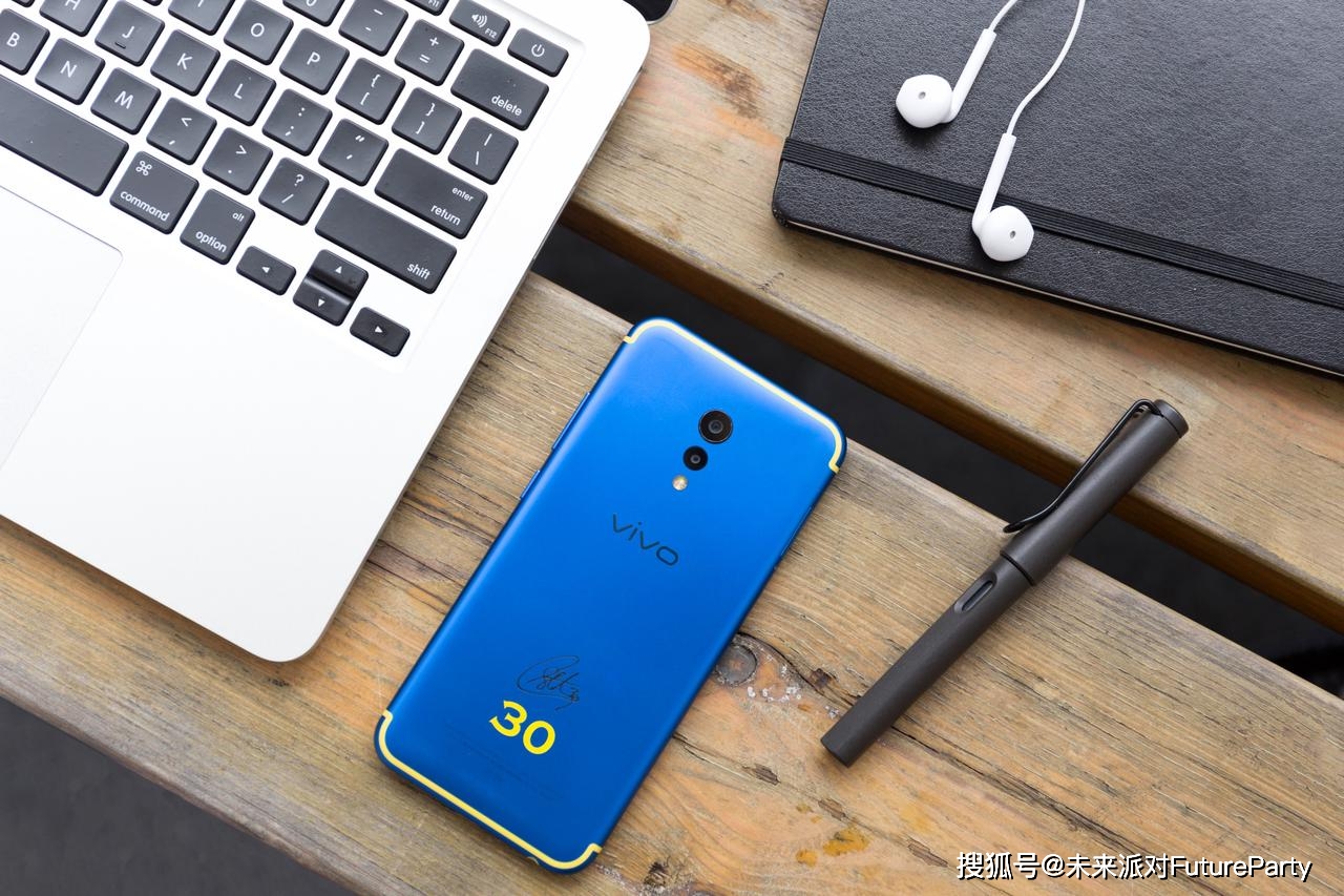 机身颜色方面,vivo xplay6库里定制版机主色调选择了勇士队的客场球衣