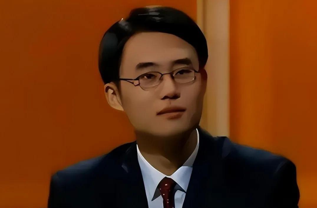 周玄毅年轻时就风流倜傥,出生于1979年的他,18岁考入武汉大学,大二就