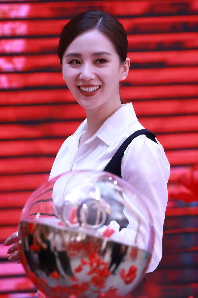 离开美颜后的刘诗诗,状态过于真实,和想象中差距太大!_穿着_黑色_发型