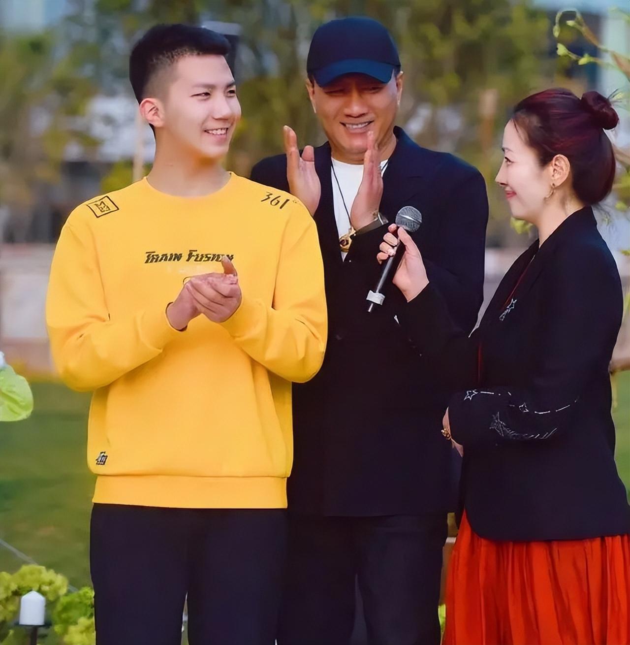 长相这事儿真就开盲盒,像吴尊女儿这样等比例长大童星也是大把的_nei