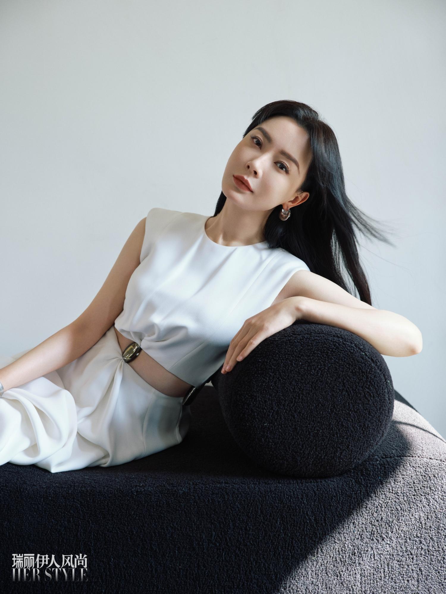 46岁陈数登《瑞丽》封面,穿抹身材秀时尚美背,演绎霸气御姐风_衬衫