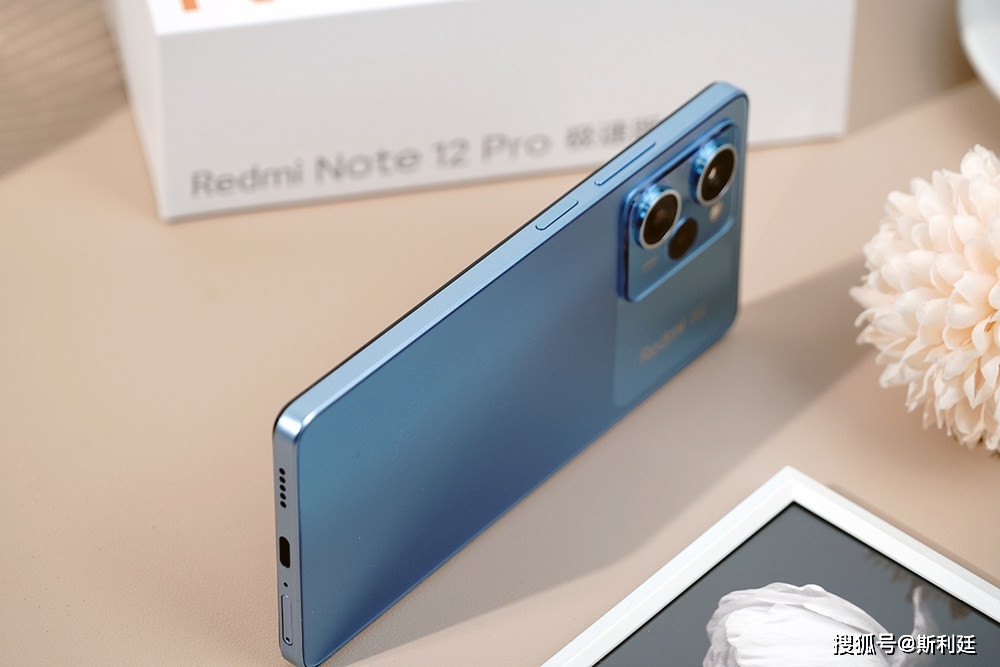 至于拍照方面,"极速版"表现也不错,拥有一亿像素主摄,传感器为三星hm2