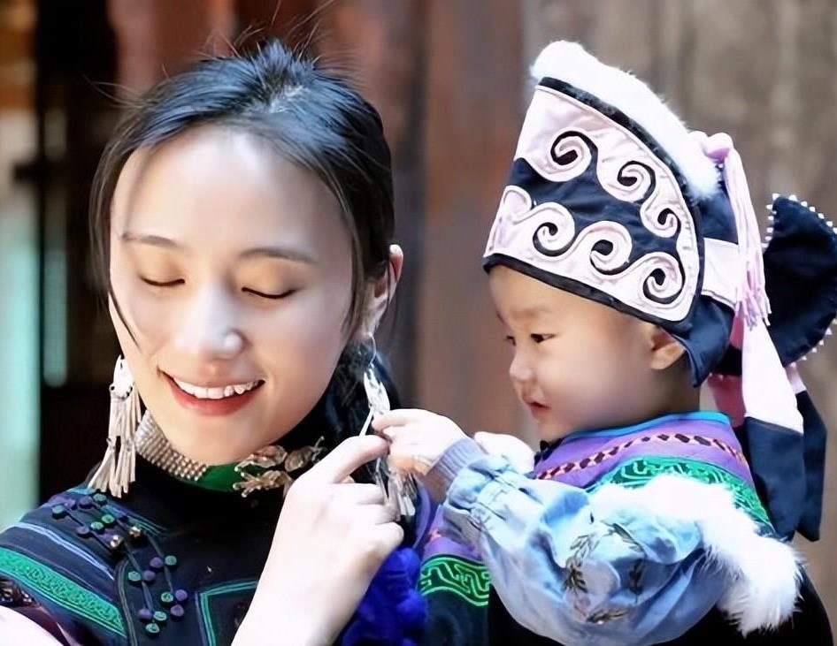 李亚鹏的美妻多才多艺,年画会弹琴,彝族服饰会呛宣传大凉山_哈金_女儿