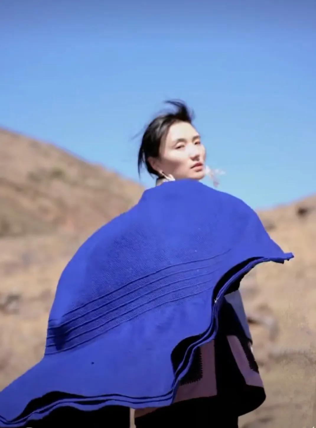 李亚鹏小娇妻带1岁女儿回老家,母女穿彝族服装,带哭腔宣传家乡_哈金