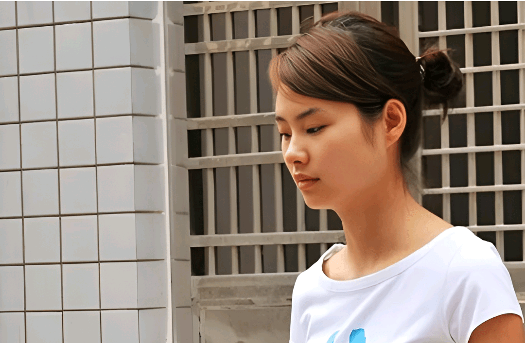 2009年,正要进入法庭的邓玉娇,2009年2月10日,年仅22岁的邓玉娇,在