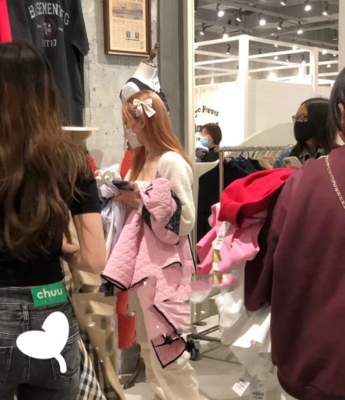 李小璐现身bf逛街,一身粉嫩,头戴蝴蝶结领结,满满当当的疯狂消费助理