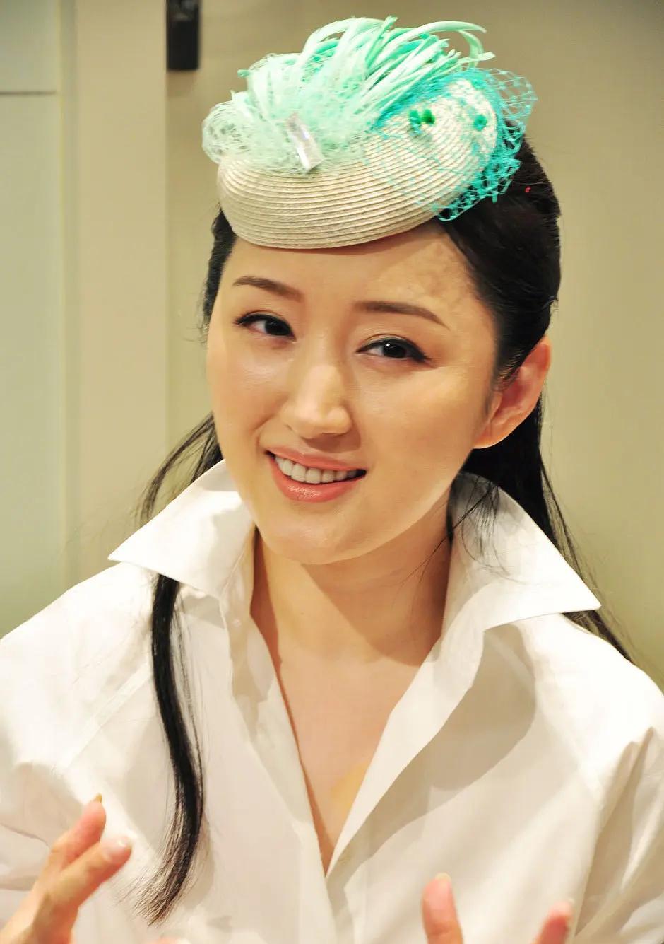 在52岁的杨钰莹身上, 体现的淋漓尽致_杨岗丽_吴颂今_舞台