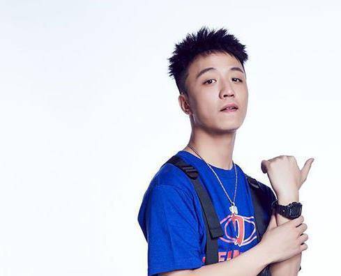 王齐铭为什么叫山鸡 aka山鸡个人资料女友颜值高_中国_说唱_黑妹