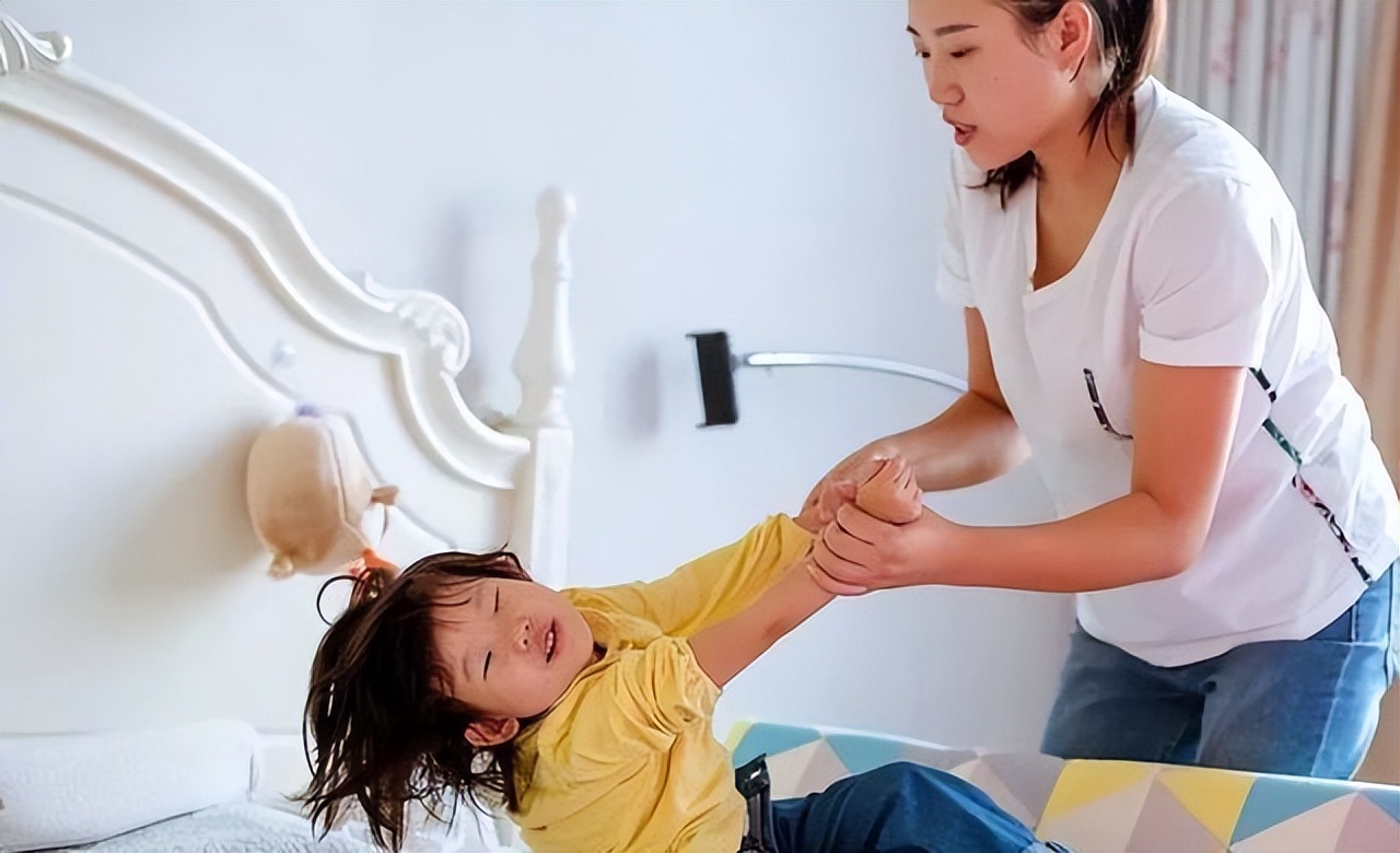 不管做什么事,都特别磨蹭,尤其是早上起床,要让她妈妈三催四请,基本上