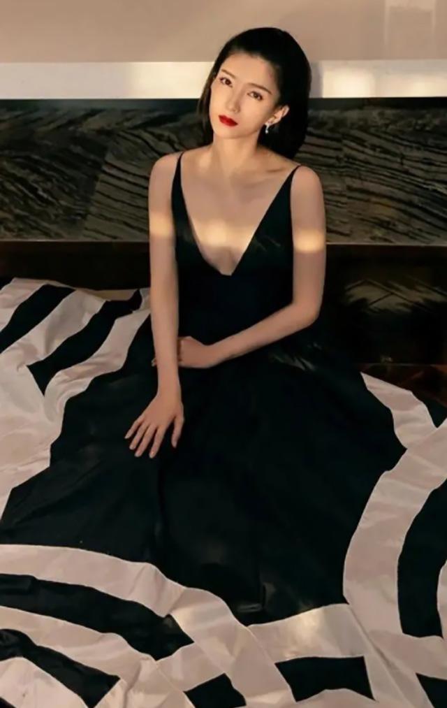 江疏影在酒吧拍大片,皮肤白皙身形饱满,坐在桌上摆拍美如画_照片