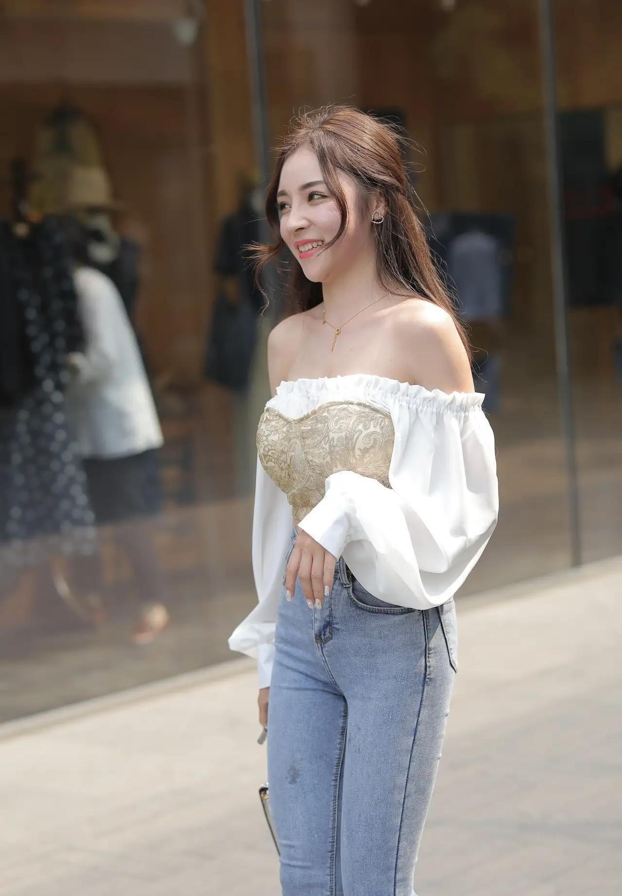 飘逸的刺绣抹胸吊带服,高腰束身的牛仔热裤,你的美,无法复制
