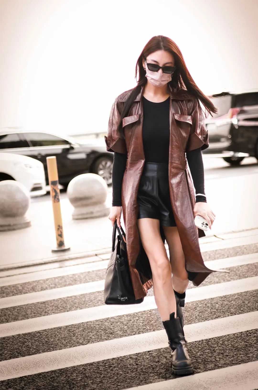 张雨绮一点不胖,穿皮衣走机场被拍,没几个男星能压得住她的气场!