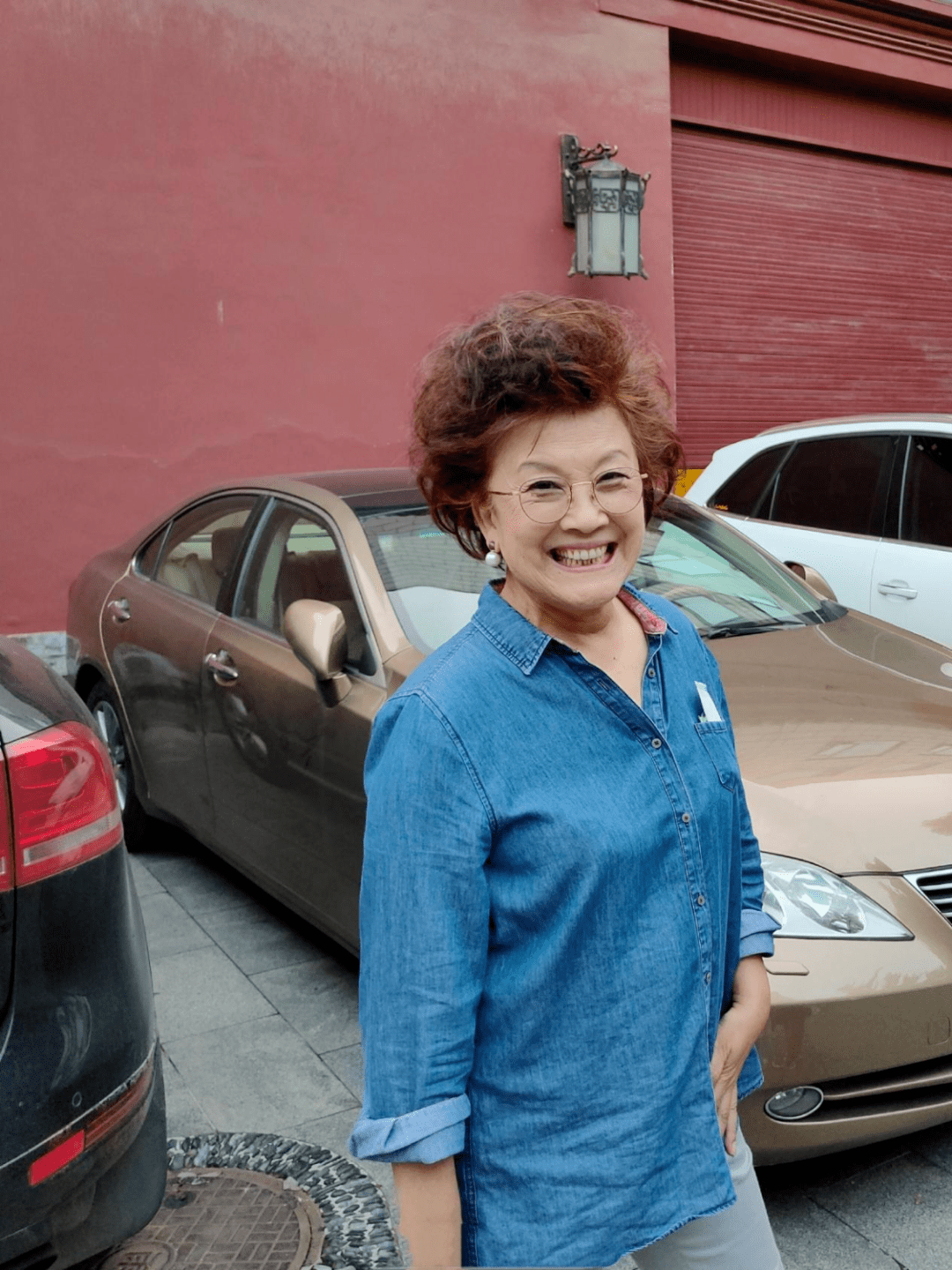 72岁宋春丽老的优雅,白发分明不染黑不扮嫩,穿衣体面像62岁!