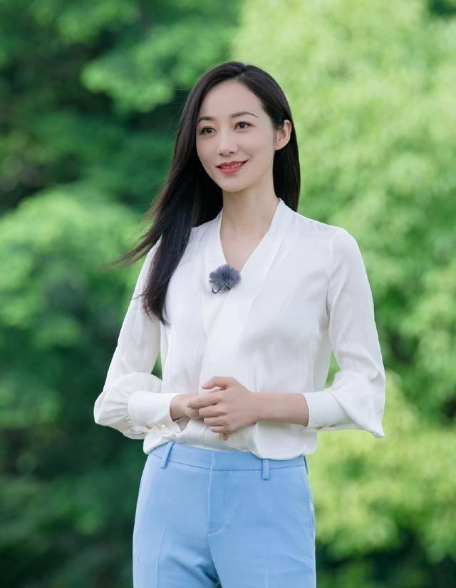 出道1年就耍大牌,央媒批评无视法律,中国明星的门槛要提高了_秦岚