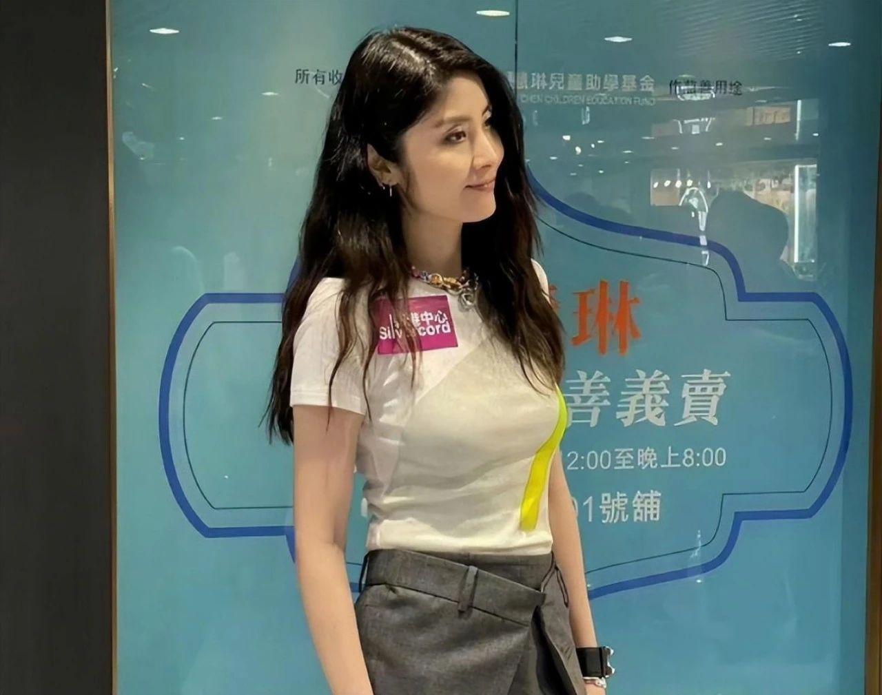 陈慧琳近照曝光,现身街头慈善义卖,50岁真实状态令人震惊_大学生_社会