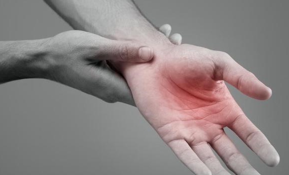 就诊的,虽然发作的不是特别的频繁,但已经足够对这位年轻人造成困扰了