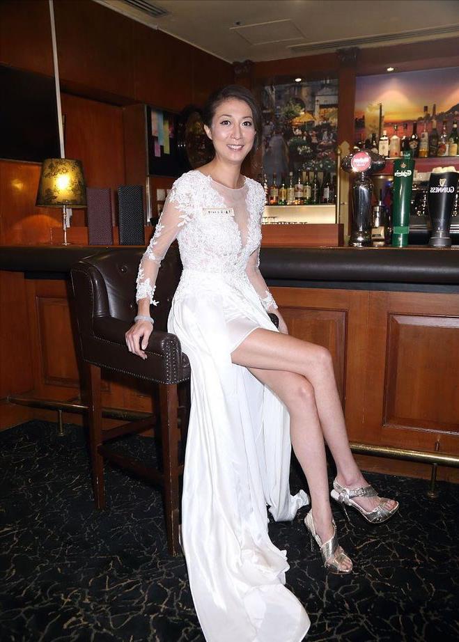 吴绮莉太自信了吧,穿廉价蕾丝裙秀凹凸感,"筷子腿"实力抢镜!