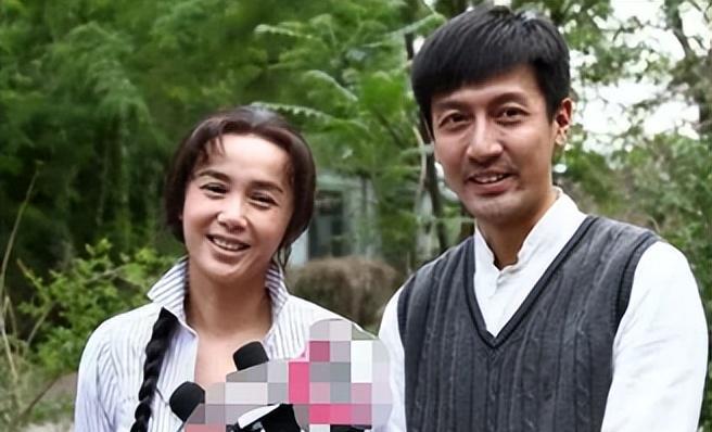 蒋雯丽比张鲁一大了14岁,同样是老牛吃嫩草,对待张鲁一,蒋雯丽可以说