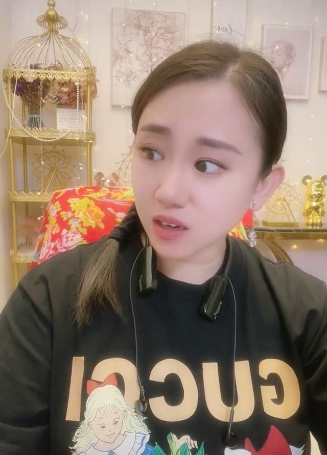 赵本山爱徒丫蛋近况曝光,戴超8000耳环,家中全是土黄金_王金龙_金色