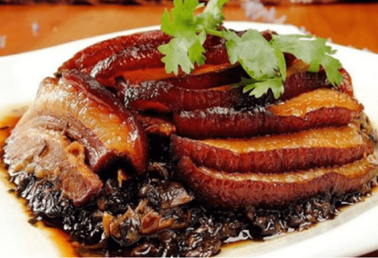 梅菜扣肉淡水酥丸是广东惠州地区非常有名的小吃,是油炸过的肉丸,吃