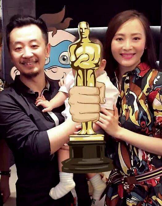 黄海波妻子曲栅栅近照曝光,身材姣好长发撩人,一人担