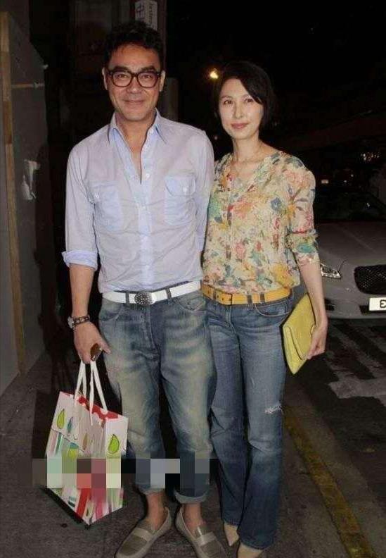 刘青云罕见携妻子露面,郭蔼明穿碎花衬衫气质优越,真不愧是港姐