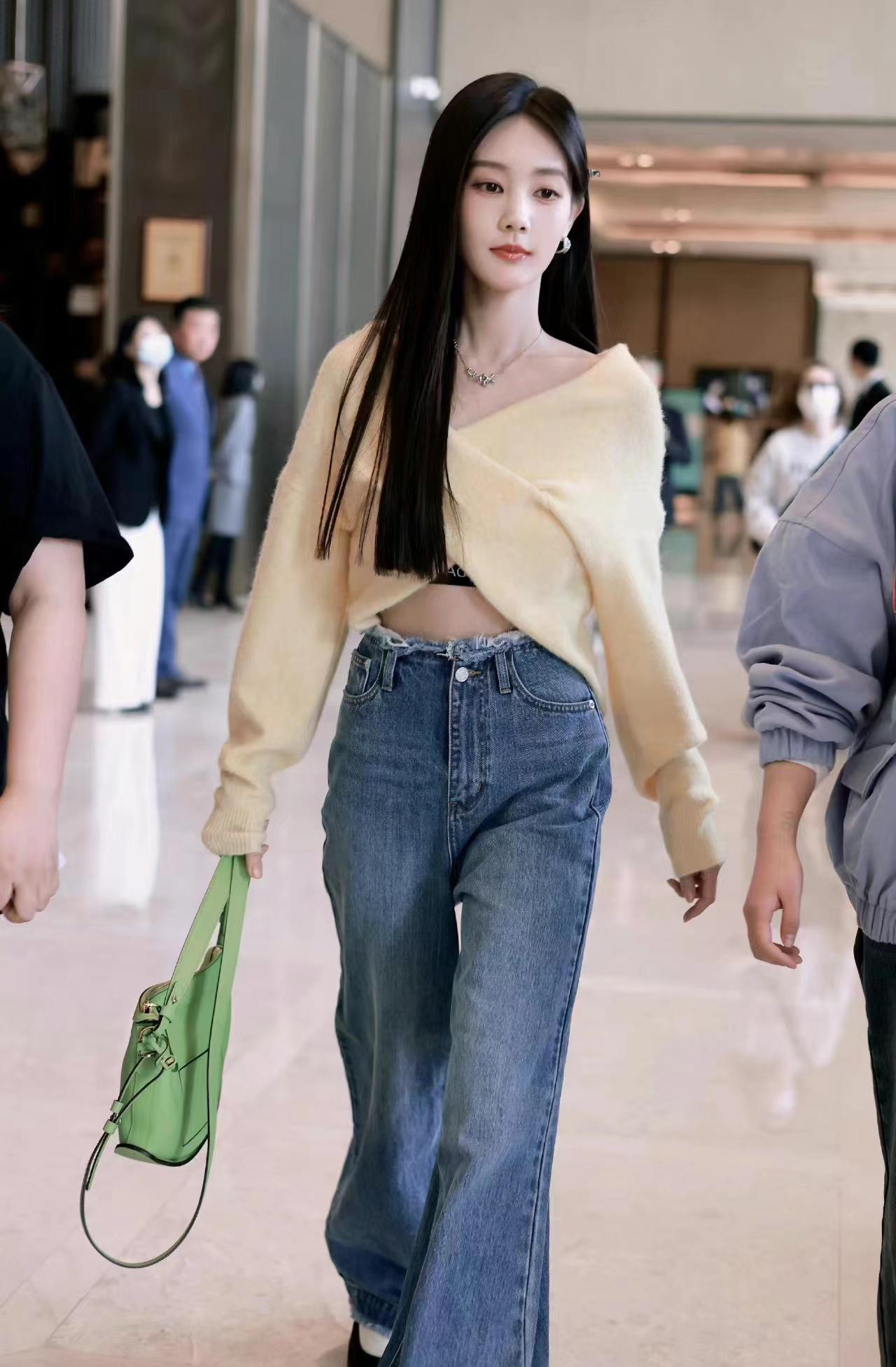 李一桐录制新综艺,露脐装搭牛仔阔腿裤,温柔优雅又时尚!