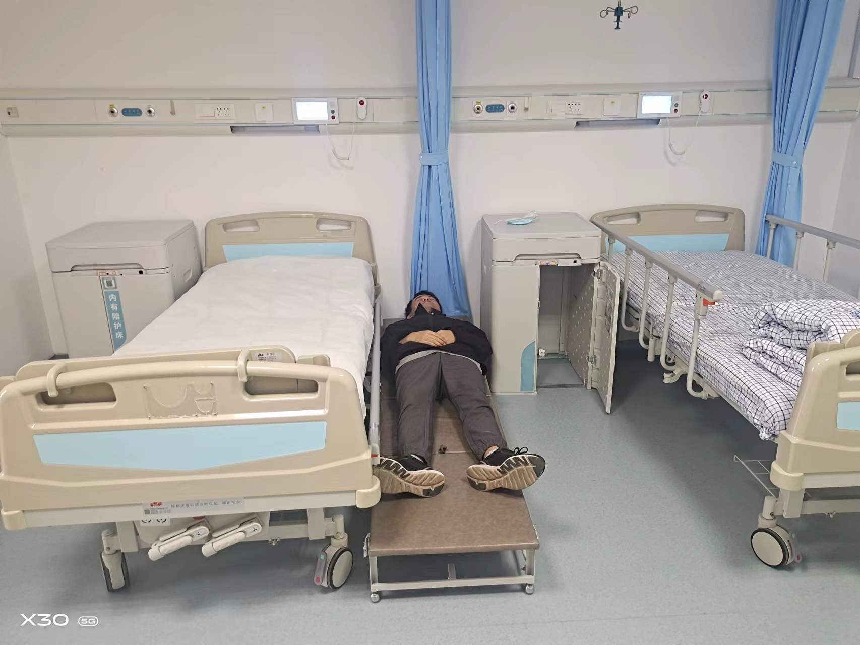 共享陪护床作为一种智能,便民,惠民的设施设备,解决了陪护家属在医院