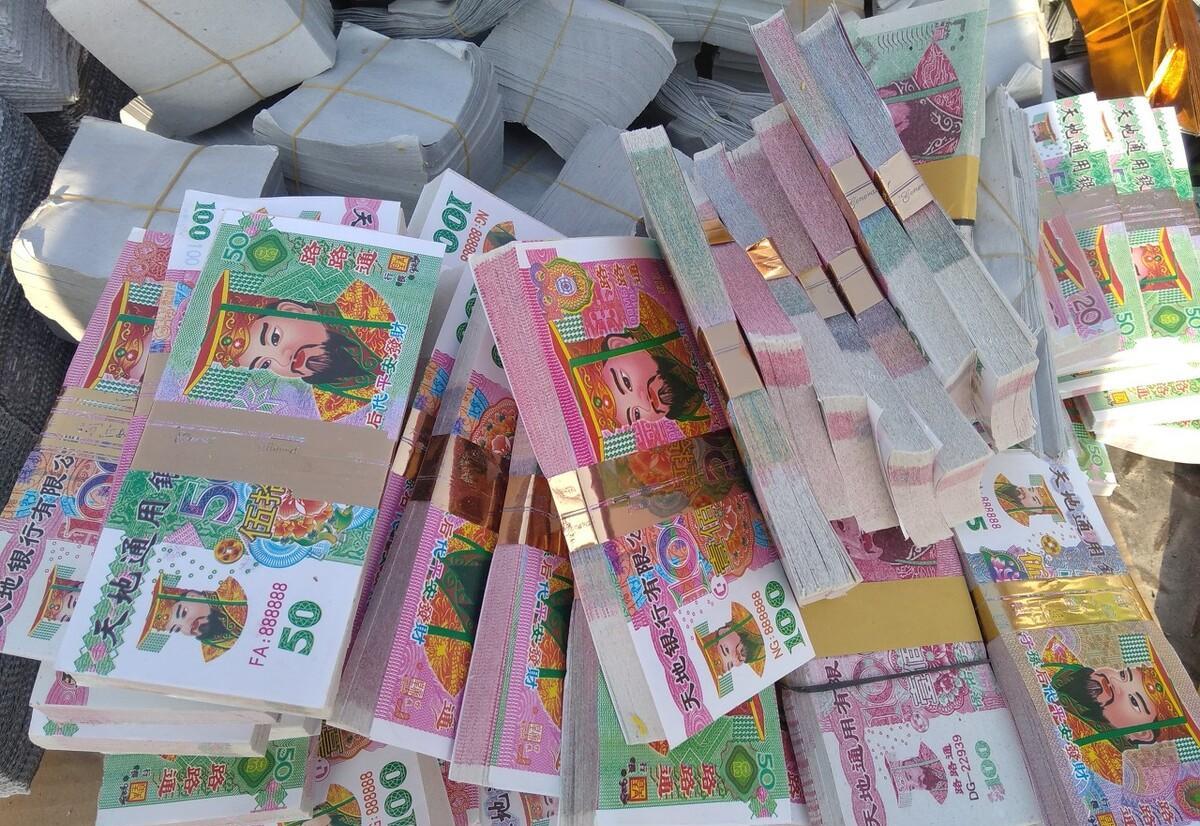 男子为什么要给校花准备冥币?