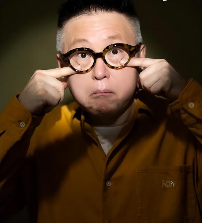 当年为了帮周星驰写剧本,他被逐出师门,3年后被星爷捧成"神"_谷德昭