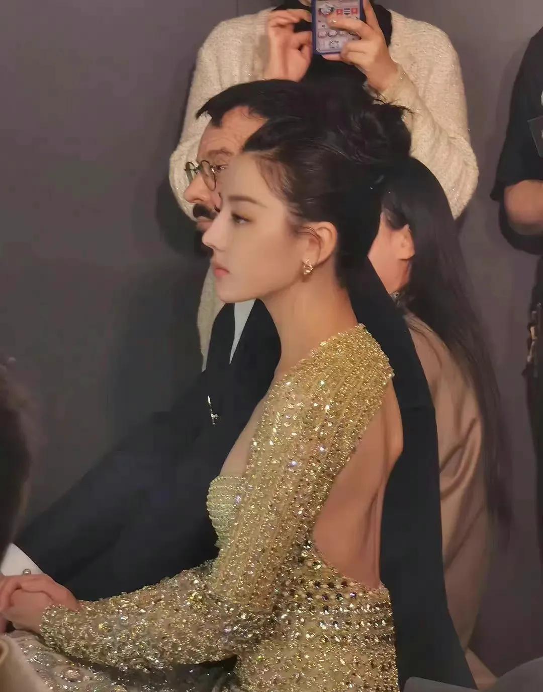 迪丽热巴穿金色礼服大露美背,大秀事业线好迷人_身材_千金_长裙