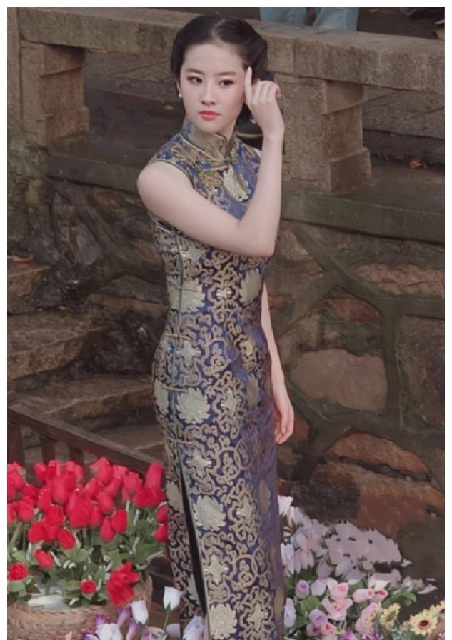 但其实古典装的刘亦菲依然很能打,穿上传统的旗袍盘上优雅的盘发,与生