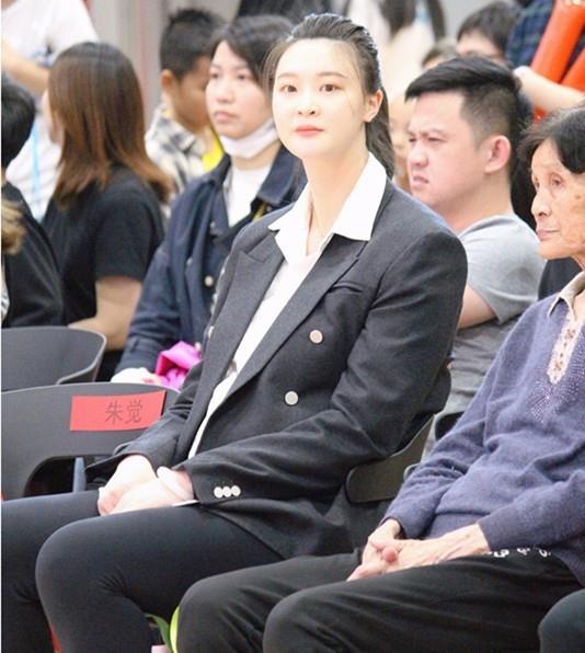 惠若琪挺巨肚亮相活动,老板西装难掩元气少女,紧身裤腿有点显粗_黑色