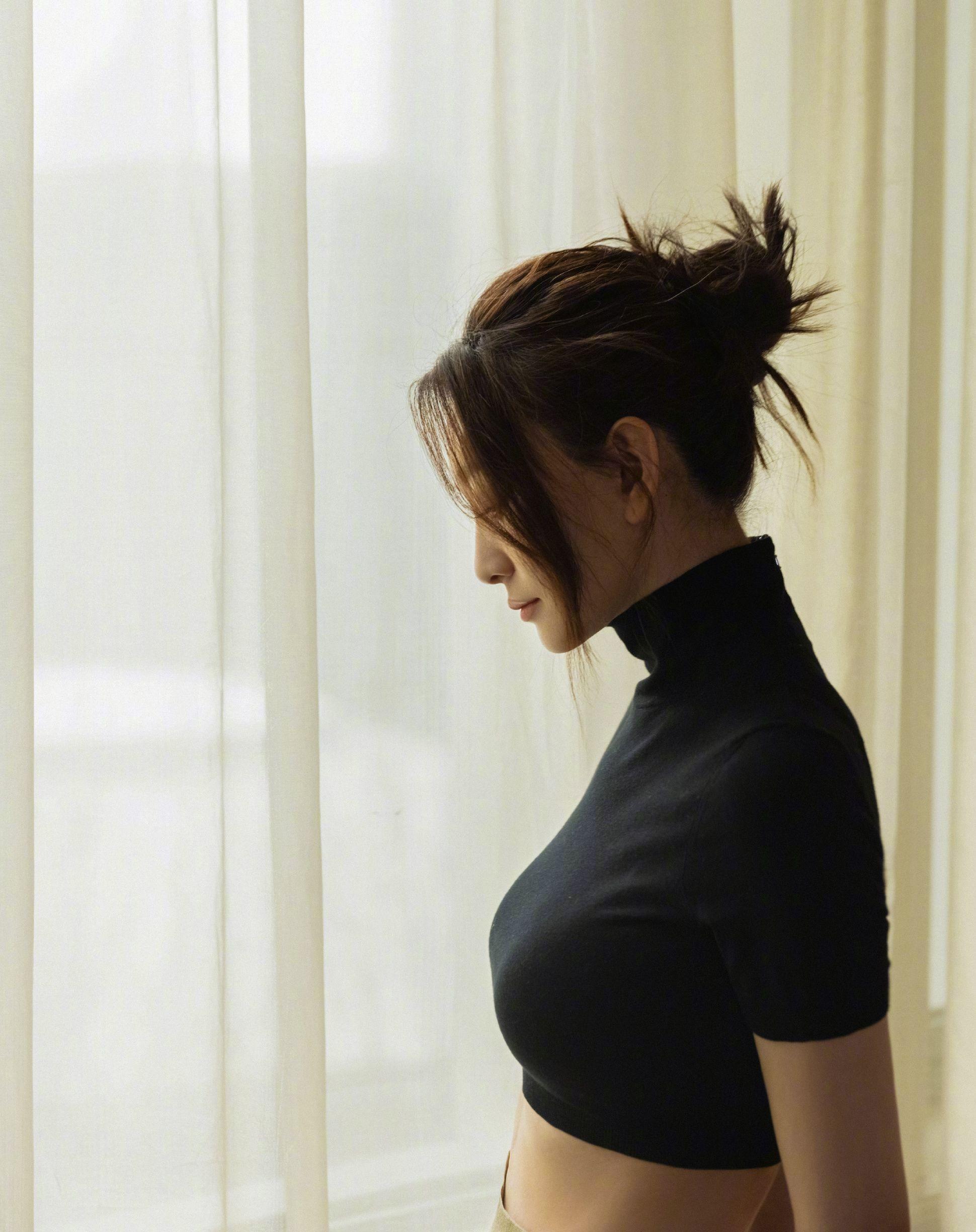 李小冉真不像快50岁的人,穿露脐装秀小蛮腰,白净气质好优雅_女神_态度