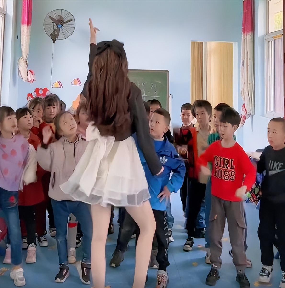 女幼师穿超短裙,露大长腿上课,教学方式惹争议给学生还是家长看_孩子