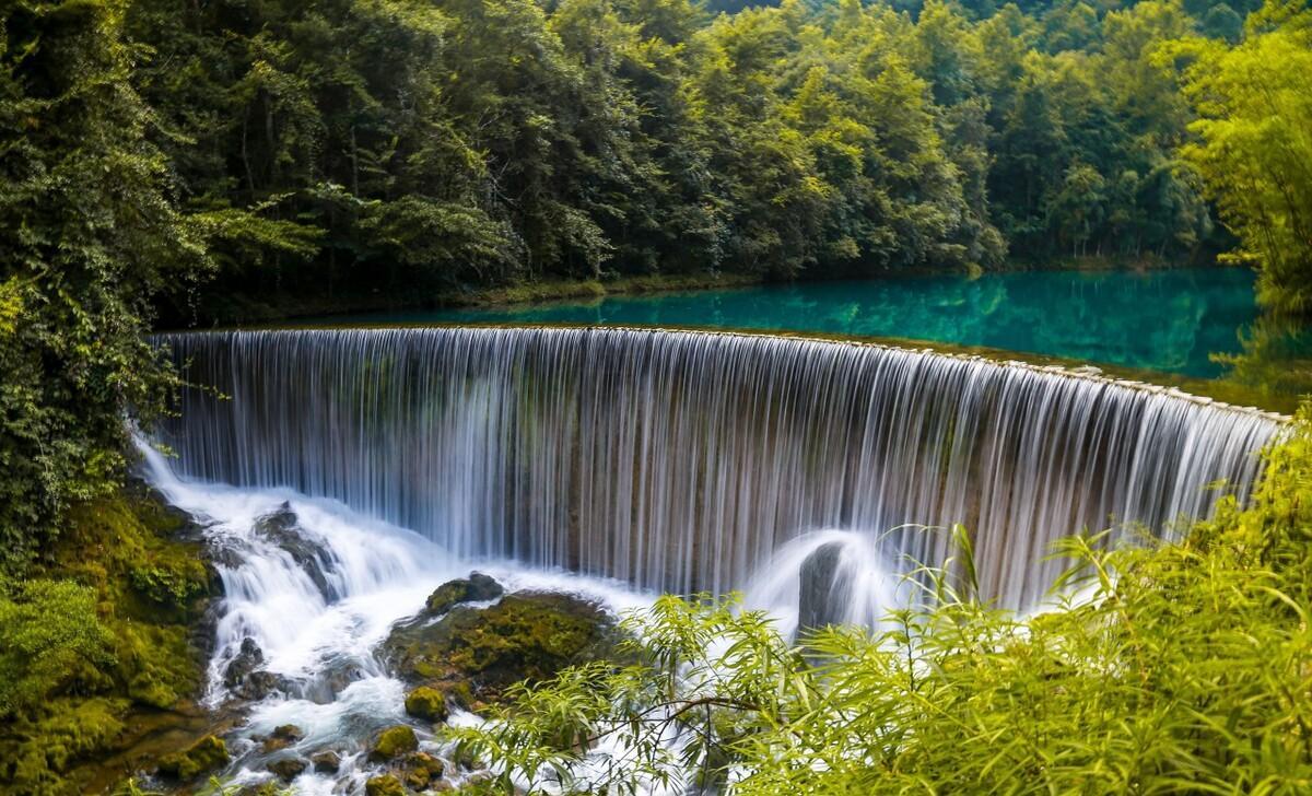 野兽,水泉河的九滩十八浪中橡皮船穿过激流的梅滩,白石滩一路狂奔而下